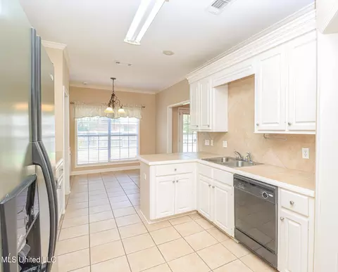 Kitchen - 900 Glen Cv, Madison, MS 39110 photo 3 of 4