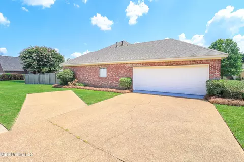 Exterior - 900 Glen Cv, Madison, MS 39110 photo 4 of 10