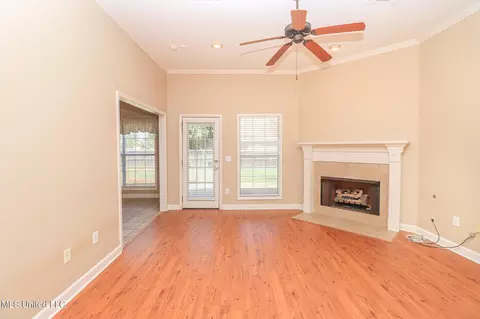 Living - 900 Glen Cv, Madison, MS 39110 photo 1 of 4