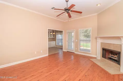 Living - 900 Glen Cv, Madison, MS 39110 photo 2 of 4
