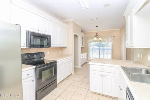 Kitchen - 900 Glen Cv, Madison, MS 39110 photo 4 of 4