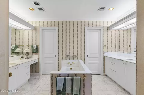 Bath - 1200 Meadowbrook Rd #11, Jackson, MS 39206 photo 4 of 8