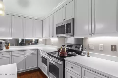 Kitchen - 1200 Meadowbrook Rd #11, Jackson, MS 39206 photo 5 of 6