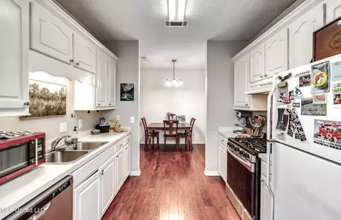 Kitchen - 117 Cape Charles, Brandon, MS 39047 photo 4 of 4