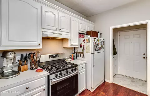 Kitchen - 117 Cape Charles, Brandon, MS 39047 photo 2 of 4