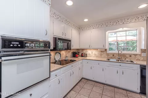 Kitchen - 5328 Hialeah Dr, Jackson, MS 39211 photo 3 of 7