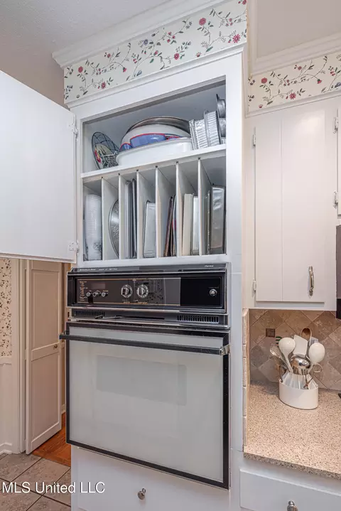 Kitchen - 5328 Hialeah Dr, Jackson, MS 39211 photo 4 of 7