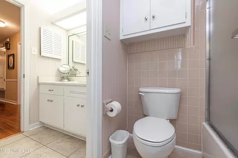 Bath - 5328 Hialeah Dr, Jackson, MS 39211 photo 2 of 3