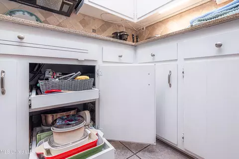 Kitchen - 5328 Hialeah Dr, Jackson, MS 39211 photo 5 of 7