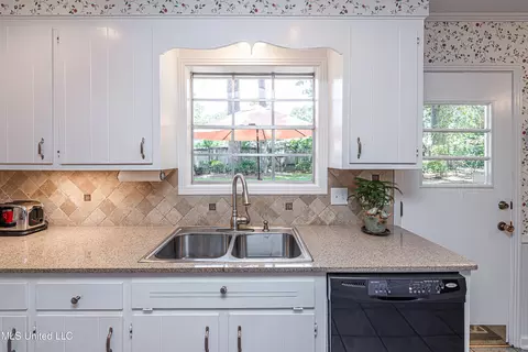 Kitchen - 5328 Hialeah Dr, Jackson, MS 39211 photo 6 of 7