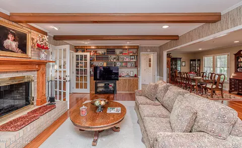 Living - 5328 Hialeah Dr, Jackson, MS 39211 photo 4 of 4