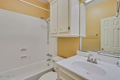 Bath - 232 Mallard Dr, Brandon, MS 39047 photo 3 of 3