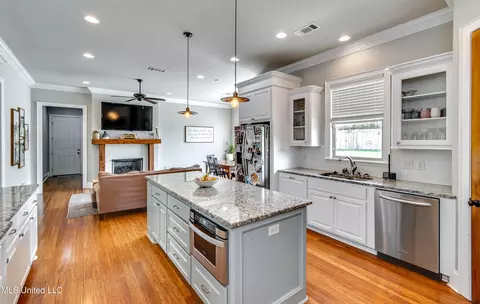 Kitchen - 104 Carrington Dr, Madison, MS 39110 photo 4 of 8