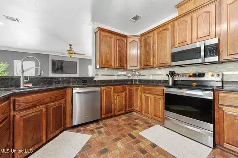 Kitchen - 22140 Red Fox Run, Saucier, MS 39574 photo 2 of 4