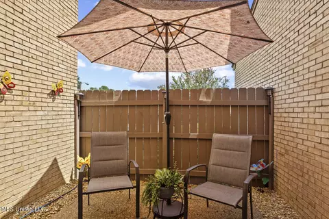 Exterior - 27 Park Crest Pl, Jackson, MS 39211 photo 5 of 7