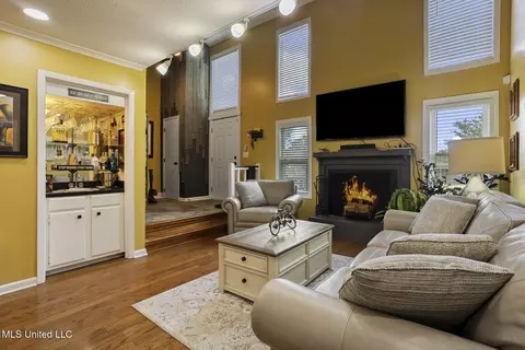 Living - 27 Park Crest Pl, Jackson, MS 39211 photo 2 of 5
