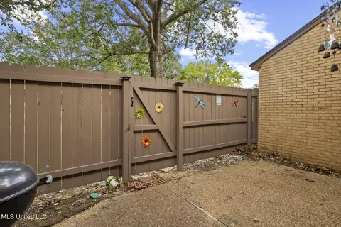Exterior - 27 Park Crest Pl, Jackson, MS 39211 photo 6 of 7