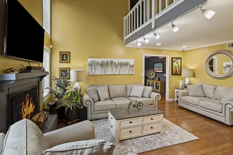 Living - 27 Park Crest Pl, Jackson, MS 39211 photo 1 of 5