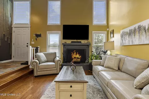 Living - 27 Park Crest Pl, Jackson, MS 39211 photo 3 of 5