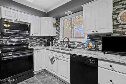 Kitchen - 27 Park Crest Pl, Jackson, MS 39211 photo 1 of 2