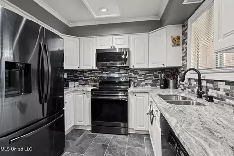Kitchen - 27 Park Crest Pl, Jackson, MS 39211 photo 2 of 2