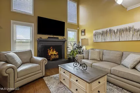 Living - 27 Park Crest Pl, Jackson, MS 39211 photo 4 of 5