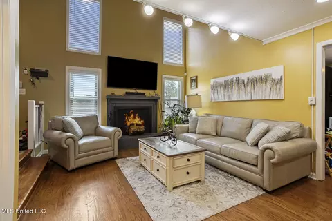 Living - 27 Park Crest Pl, Jackson, MS 39211 photo 5 of 5