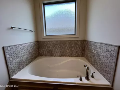 Bath - 731 Glenwild Dr, Canton, MS 39046 photo 3 of 12