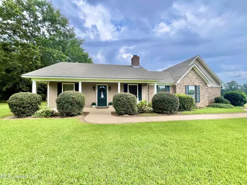 1129 Walnut Hill Ln, Hazlehurst, MS 39083