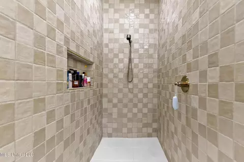 Bath - 19255 Eli Dudley Rd, Moss Point, MS 39562 photo 2 of 4