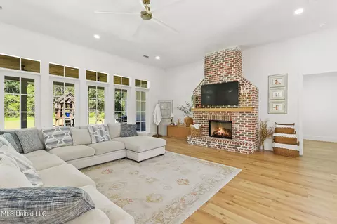 Living - 19255 Eli Dudley Rd, Moss Point, MS 39562 photo 1 of 3