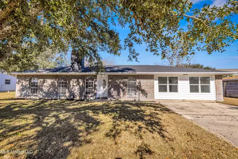 615 Highland Dr, Bay Saint Louis, MS 39520