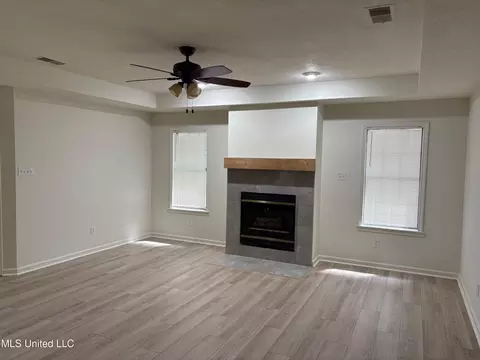 Living - 120 N Parkway St, Hernando, MS 38632 photo 1 of 4