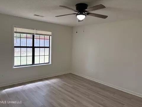Living - 120 N Parkway St, Hernando, MS 38632 photo 3 of 4