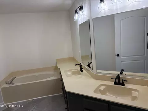 Bath - 120 N Parkway St, Hernando, MS 38632 photo 1 of 5