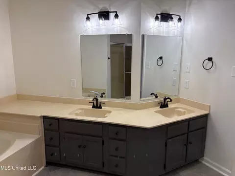 Bath - 120 N Parkway St, Hernando, MS 38632 photo 2 of 5