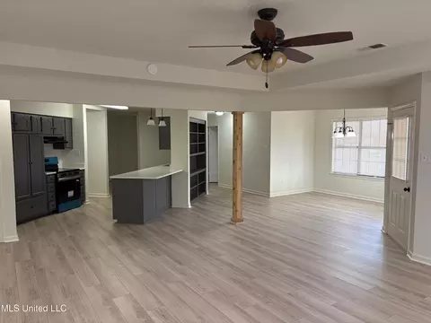 Living - 120 N Parkway St, Hernando, MS 38632 photo 2 of 4