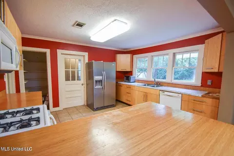 Kitchen - 104 Overby St, Brandon, MS 39042 photo 1 of 3