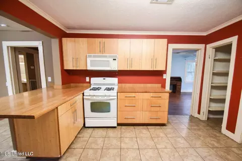 Kitchen - 104 Overby St, Brandon, MS 39042 photo 2 of 3