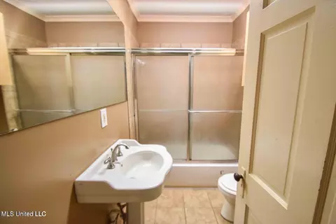 Bath - 104 Overby St, Brandon, MS 39042 photo 1 of 1