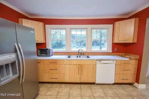 Kitchen - 104 Overby St, Brandon, MS 39042 photo 3 of 3