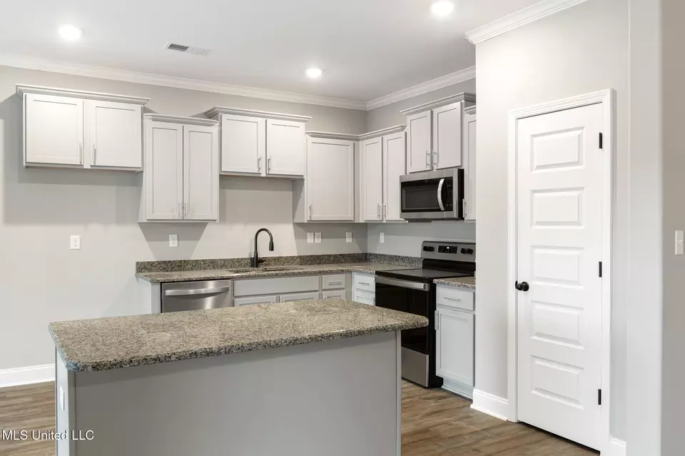 Kitchen - 705 Lucas Ln, Hernando, MS 38632 photo 2 of 2