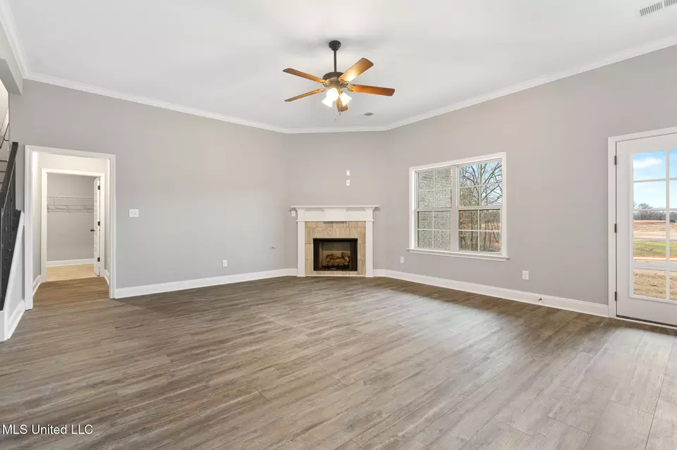 Living - 705 Lucas Ln, Hernando, MS 38632 photo 2 of 2