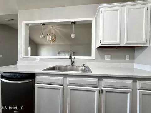 Kitchen - 306 Evergreen Way, Brandon, MS 39047 photo 2 of 2