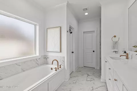 Bath - 124 Seymour Dr, Madison, MS 39110 photo 2 of 7