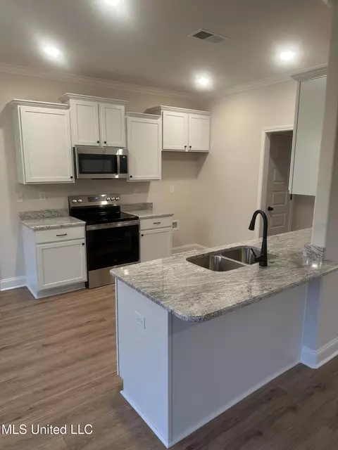 Kitchen - 944 Collie Dr, Hernando, MS 38632 photo 1 of 5