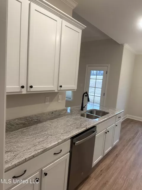 Kitchen - 944 Collie Dr, Hernando, MS 38632 photo 4 of 5