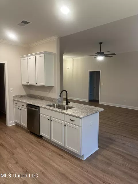 Kitchen - 944 Collie Dr, Hernando, MS 38632 photo 2 of 5