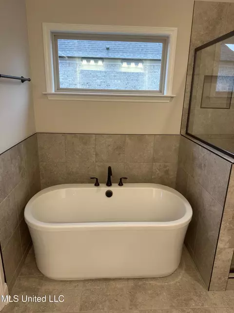 Bath - 944 Collie Dr, Hernando, MS 38632 photo 1 of 4