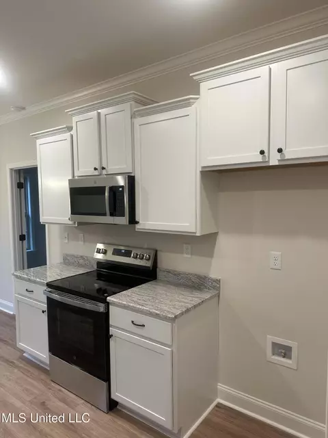 Kitchen - 944 Collie Dr, Hernando, MS 38632 photo 3 of 5